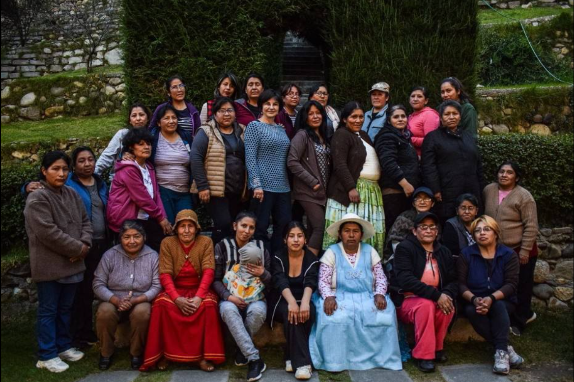 Manos tejiendo en telar